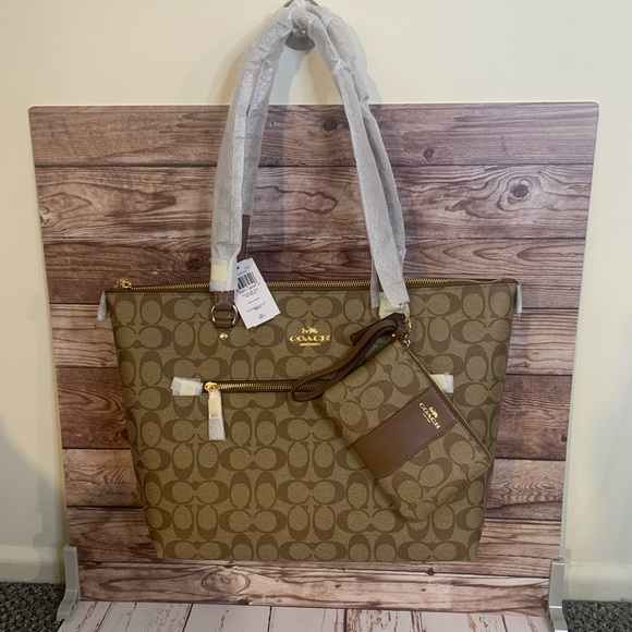 Coach Handbags - NWT COACH Gallery Tote and Wristlet